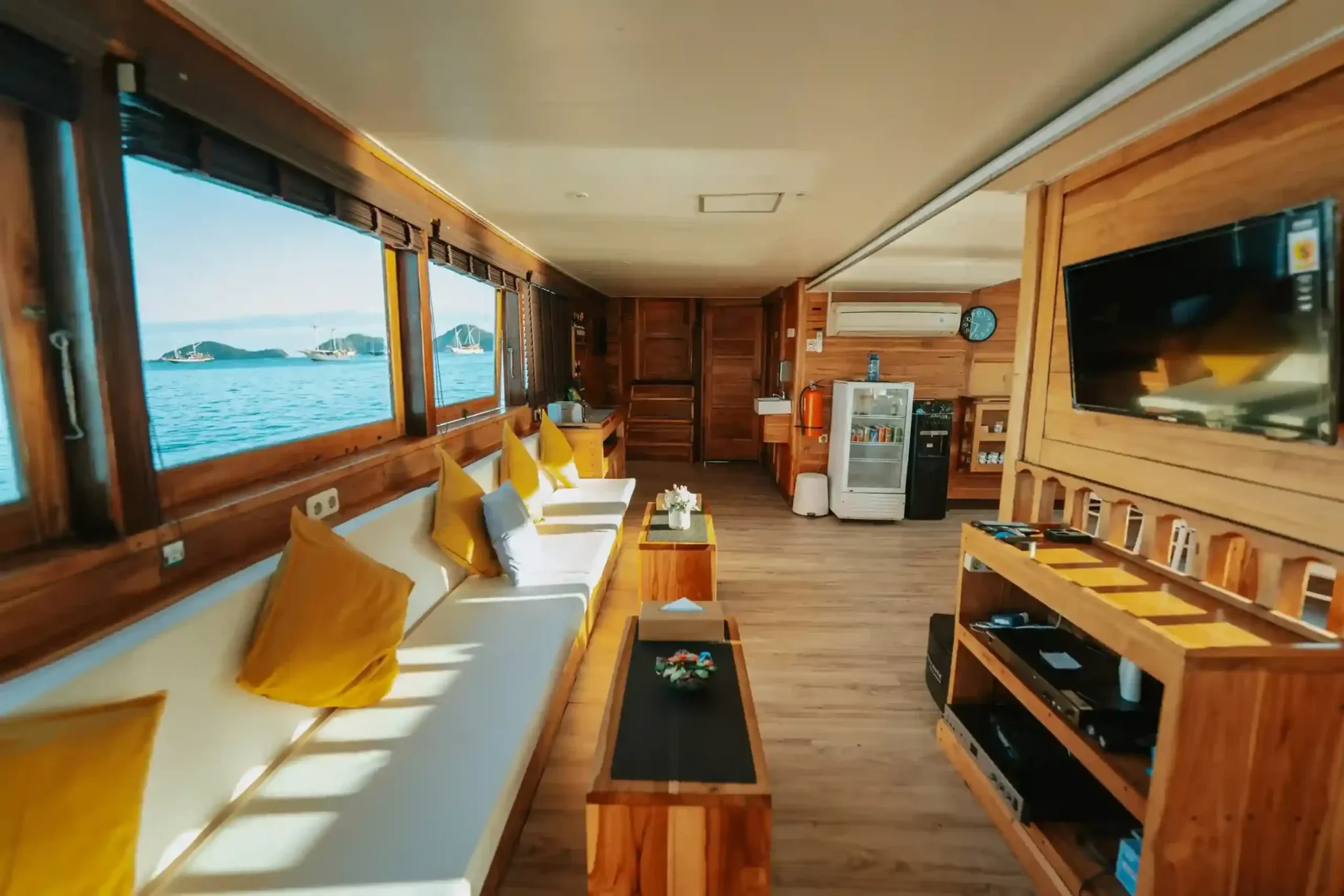 Cordelia-Yacht-Cruise-Lounge-Area