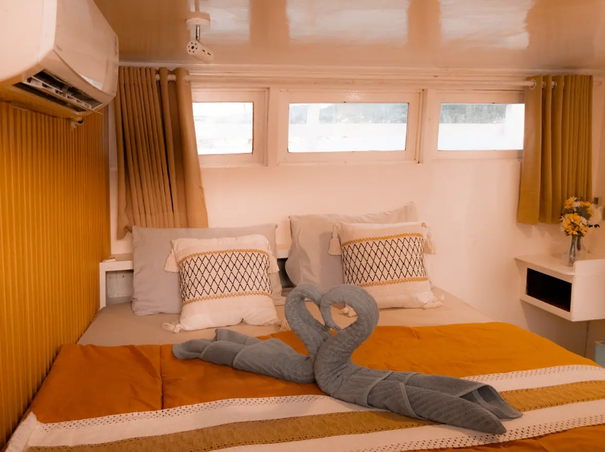 Giona-triton-cabin-1