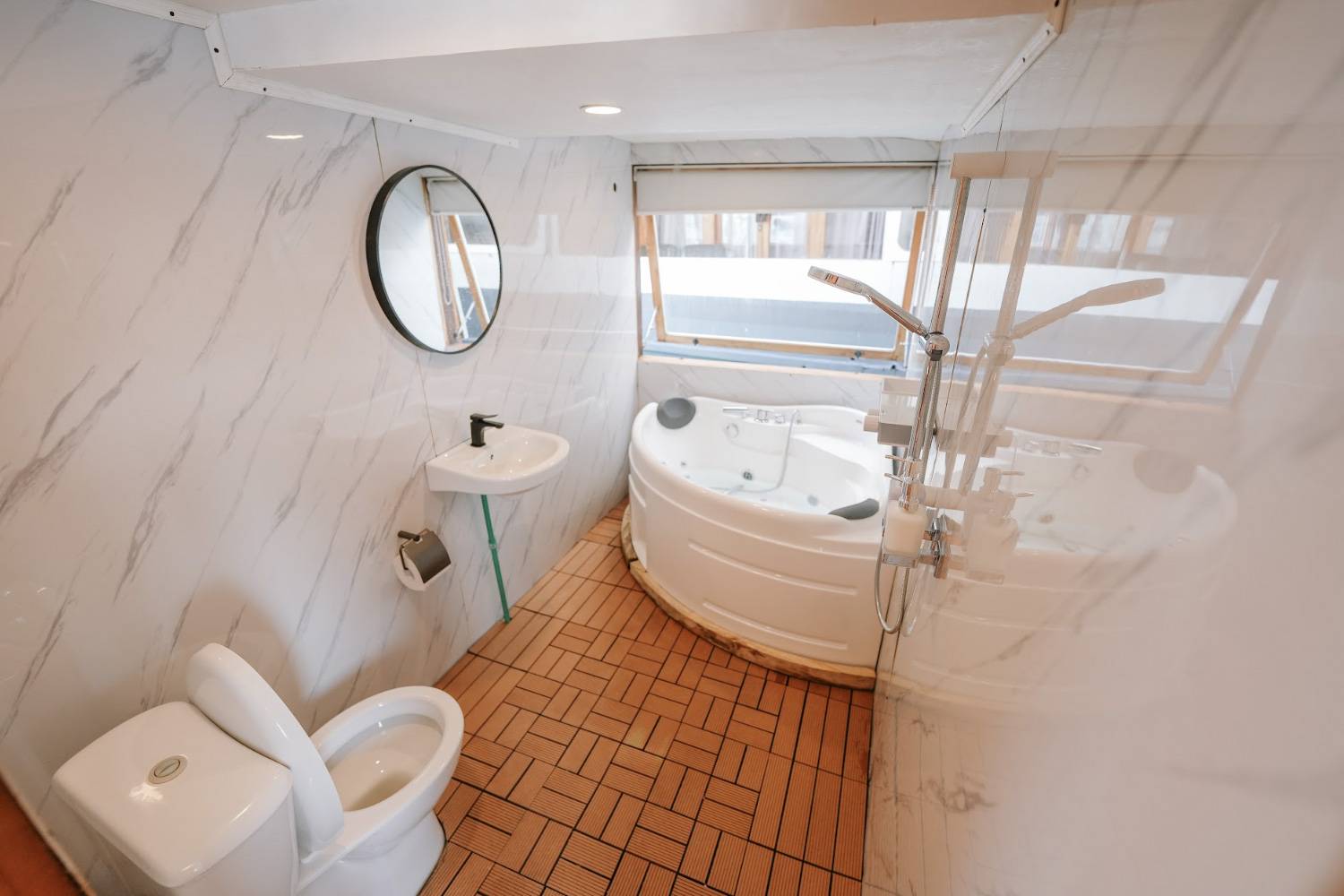 Laut-Legendary-Suite-5