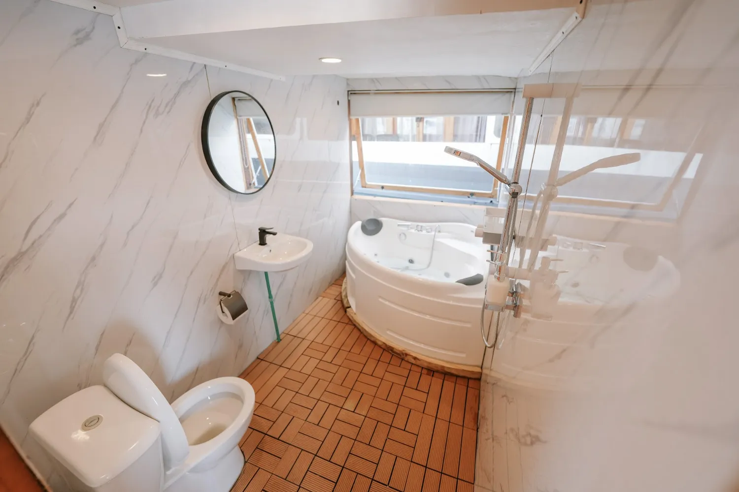 Laut-Legendary-Suite-5