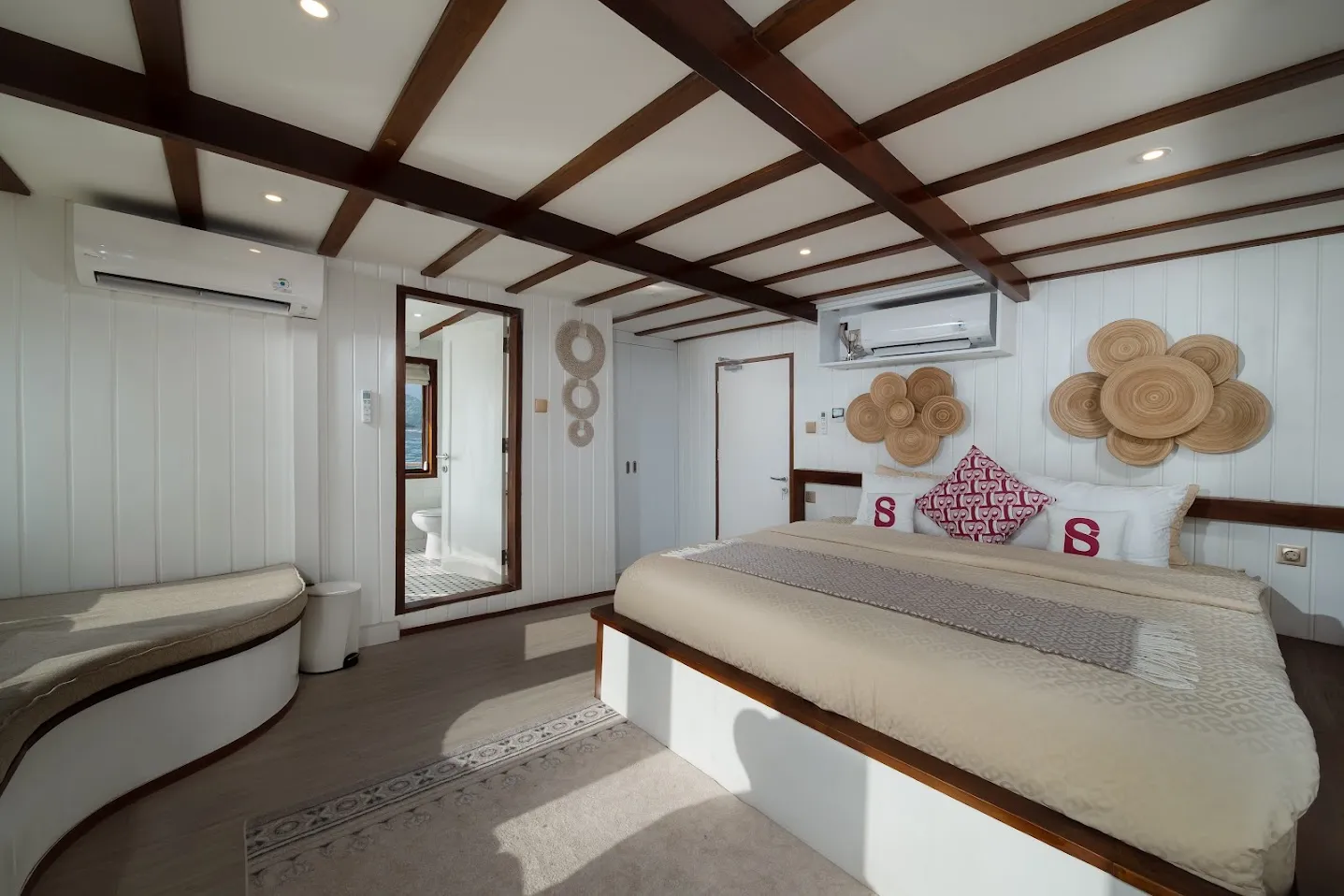 Master-Cabin-Santorini-1