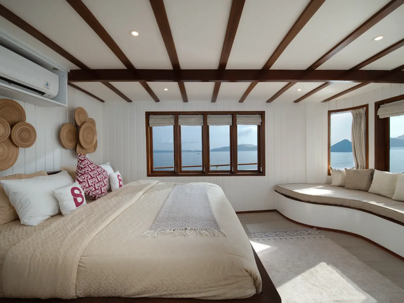 Master-Cabin-Santorini-1a