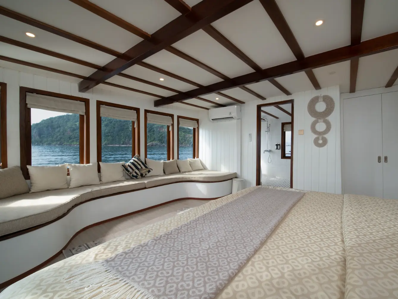 Master-Cabin-Santorini-1b