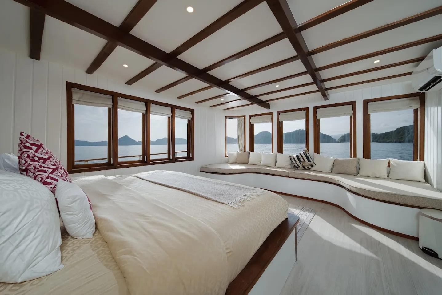 Master-Cabin-Santorini-2