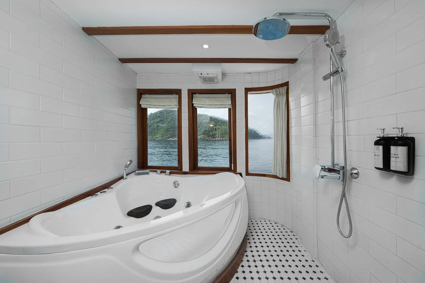 Master-Cabin-Santorini-3