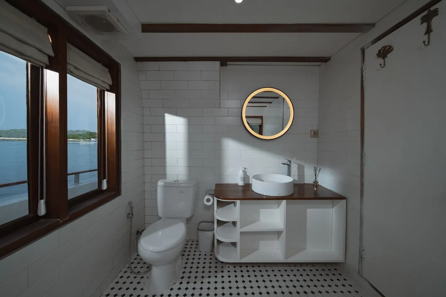 Master-Cabin-Santorini-4