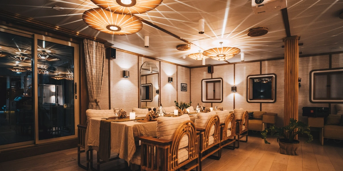 kudanil-explorer-dining