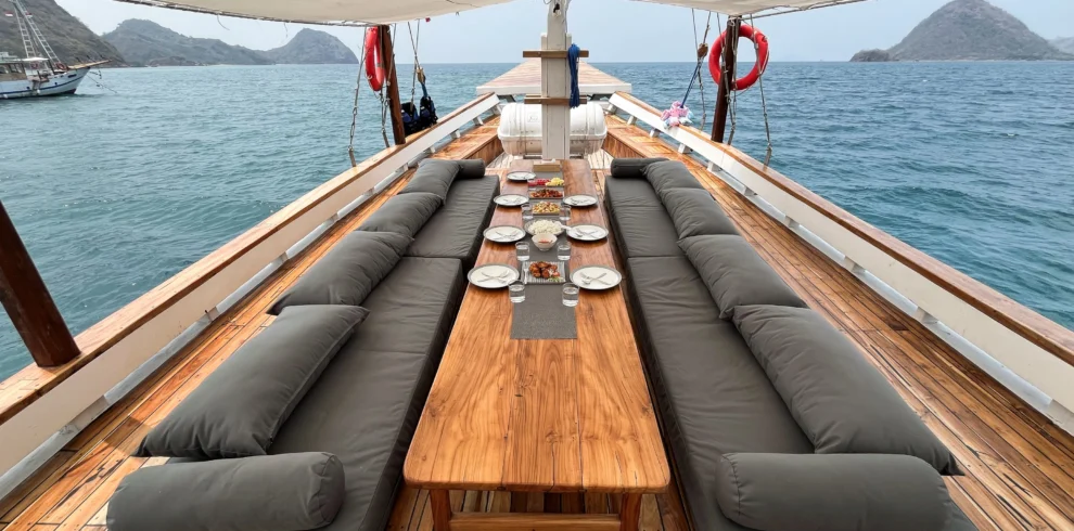 front-deck-lanakila-cruise